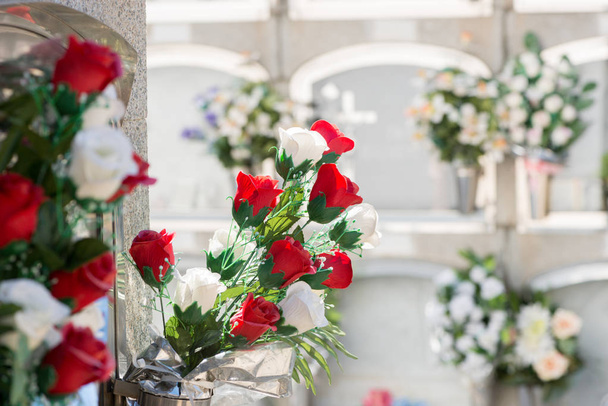 Flores en un cementerio - Foto, imagen