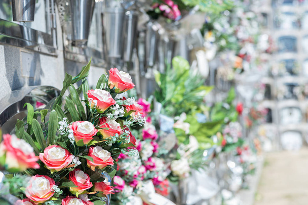 Flores em um cemitério - Foto, Imagem