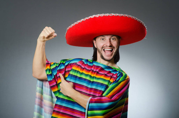 Homme dans un fond gris poncho mexicain vif isolé
 - Photo, image