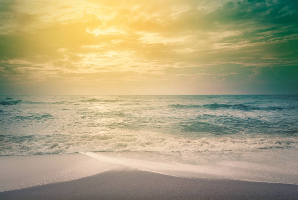 Paisaje de naturaleza tropical de playa con cocoteros y nubes en el horizonte en Tailandia. Verano relajarse concepto al aire libre. - filtro de color vintage
 - Foto, imagen