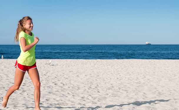 Біжить жінка. Жінка біжить під час тренування на відкритому повітрі на пляжі
.  - Фото, зображення