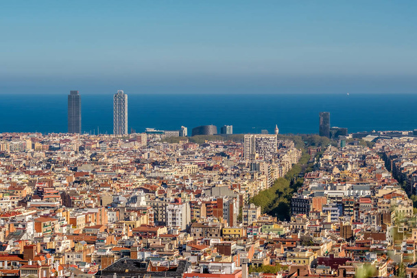 Paisaje urbano de Barcelona desde el Parque Güell
 - Foto, Imagen