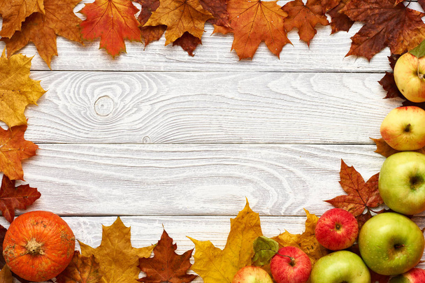 Wooden planks with autumn leaves  - Φωτογραφία, εικόνα