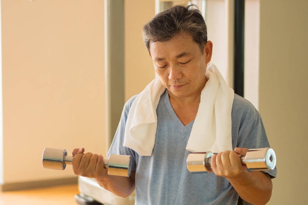 sênior asiático homem trabalhando fora, musculação com haltere
 - Foto, Imagem