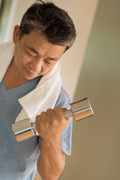 senior asiatique homme de travail sur, musculation avec haltère
 - Photo, image