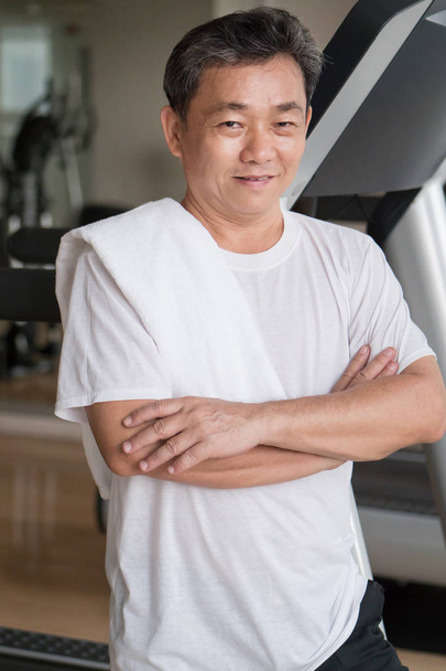 gezond, gelukkig, glimlachen, positieve senior welzijn Aziatische man wo - Foto, afbeelding