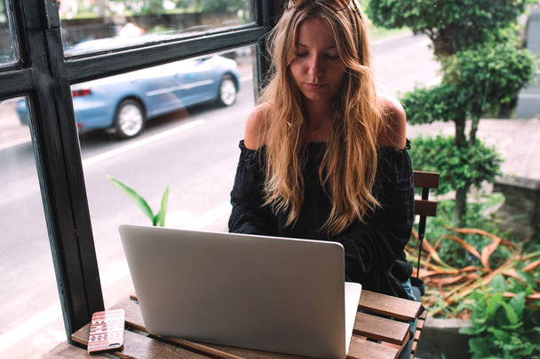 young woman using laptop - Foto, Imagem