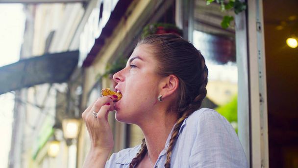 Portrait de jeune femme mangeant des biscuits
 - Photo, image