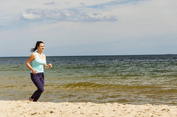 приваблива молода дівчина біжить на пляжі влітку
 - Фото, зображення