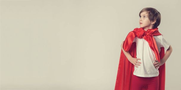 Vrouwelijke superheld kind poseren in studio - Foto, afbeelding