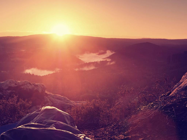 Uyku tulumu doğada uyku. Güzel kayalarda uyanış. Kayalık tepe görüntülemek  - Fotoğraf, Görsel