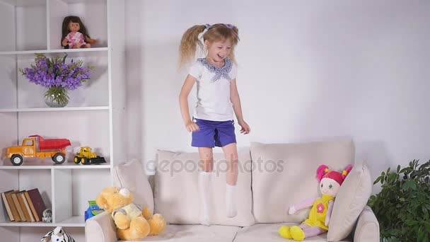 Happy children jumping on the bed and having fun. slow motion - Metraje, vídeo