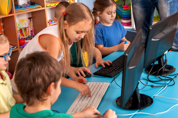 Kinder Computerkurs für Bildung und Videospiel. - Foto, Bild