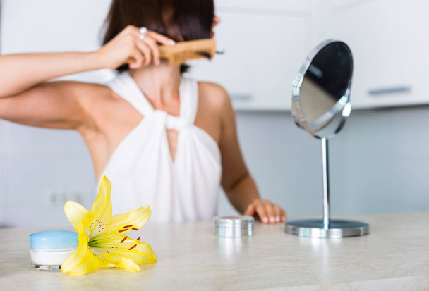 Los cosméticos esenciales sobre la mesa
 - Foto, Imagen