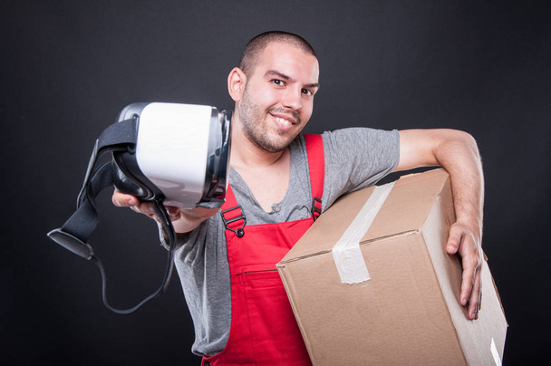 Mover chlap drží box předávání vr brýle - Fotografie, Obrázek