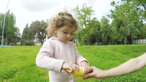Child with soap bubbles - Кадры, видео