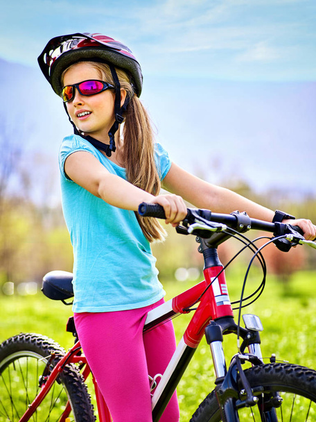 Kind fährt Fahrrad im Sommerpark. - Foto, Bild