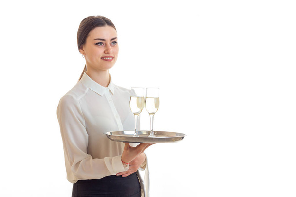 Vrolijke serveerster in uniform met trey in handen glimlachen - Foto, afbeelding