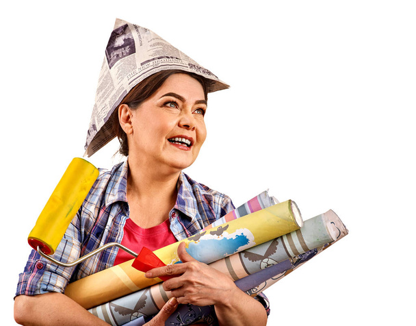 Reparar casa mujer sosteniendo rodillo de pintura para el papel pintado
. - Foto, imagen