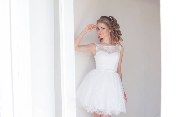 Ładna dziewczyna w sukience biały ślub krótkie - Zdjęcie, obraz