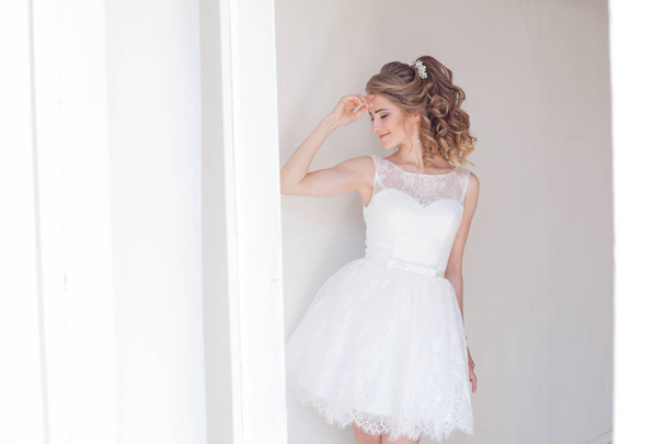 красивая девушка в коротком белом свадебном платье
 - Фото, изображение