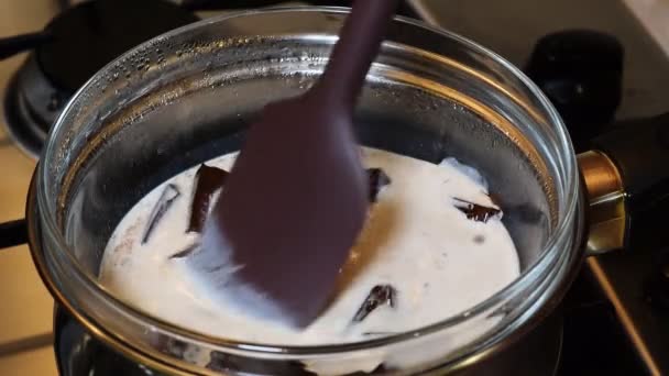 Rozpouštění čokolády na sporáku - Záběry, video