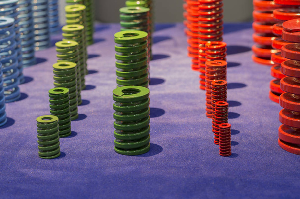 Цветные высокопрочные пружины из рулонного металла для литья и штампа
  - Фото, изображение
