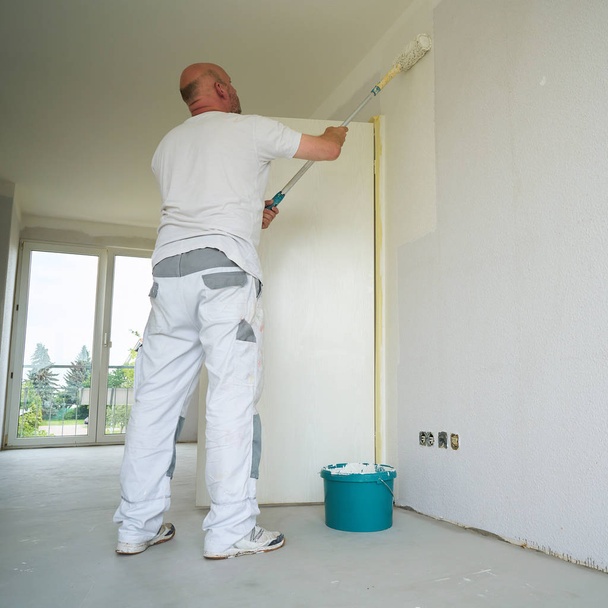   Pintor durante a renovação
  - Foto, Imagem