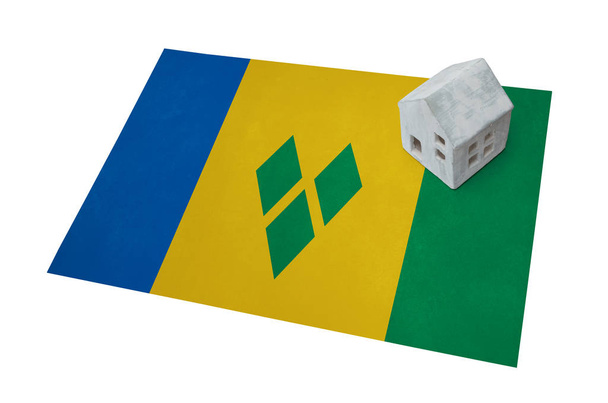 Bir bayrak - Saint Vincent ve Grenadinler üzerinde küçük ev - Fotoğraf, Görsel