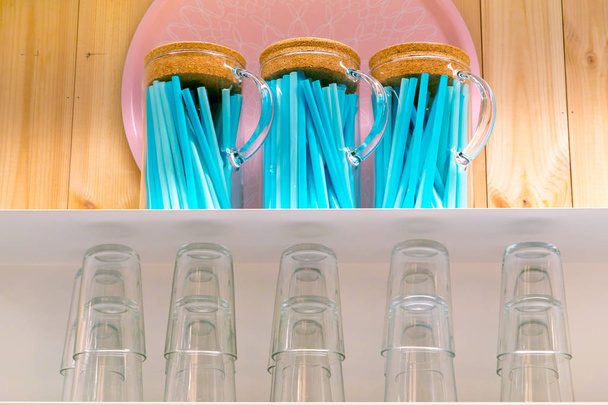 синя солома в скляному горщику зі скляною стопкою
 - Фото, зображення