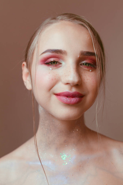 Beauty portrait of a beautiful girl with beautiful make-up - Zdjęcie, obraz