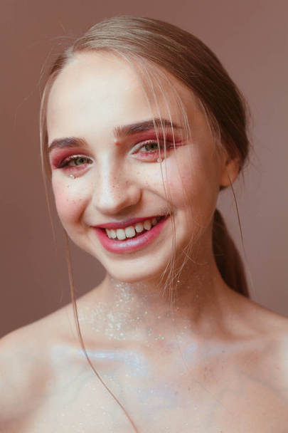 Portret van de schoonheid van een mooi meisje met mooie make-up - Foto, afbeelding