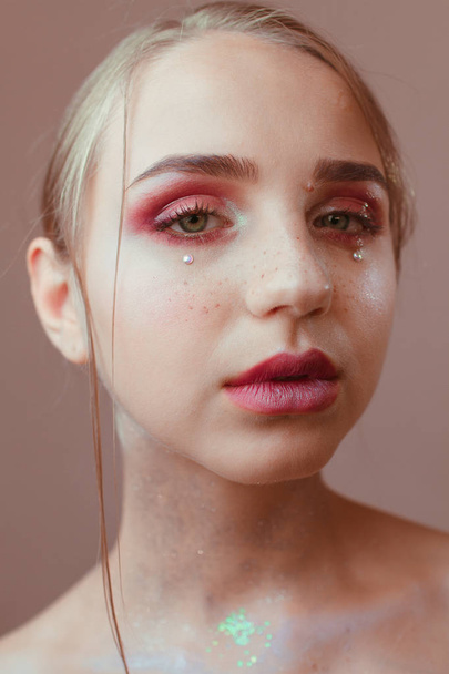 Beauty portrait of a beautiful girl with beautiful make-up - Foto, Bild