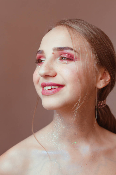 Beauty portrait of a beautiful girl with beautiful make-up - Fotografie, Obrázek