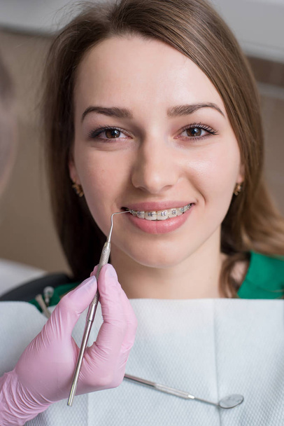 female patient with Orthodontist holding tools  - Zdjęcie, obraz