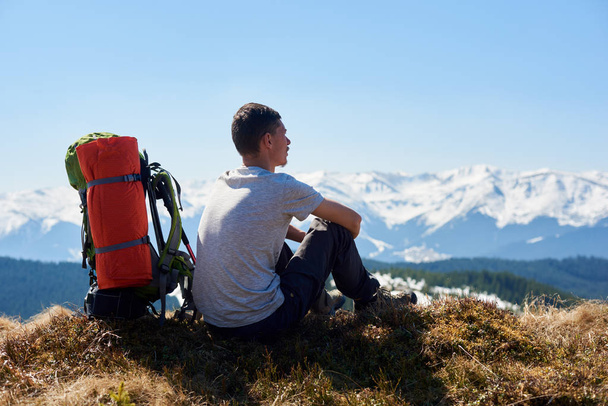 Férfi túrázó a hátizsák a hegyekben - Fotó, kép