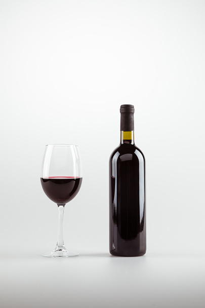 Красное вино в стакане и бутылке
  - Фото, изображение