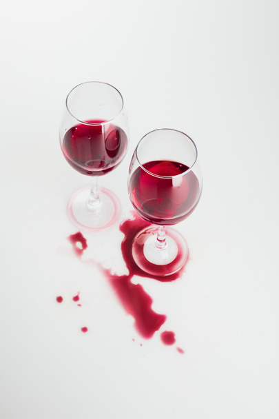 vino rosso in bicchieri - Foto, immagini