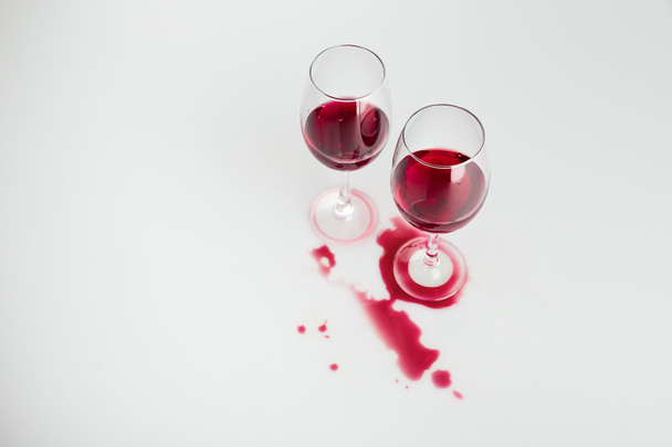 red wine in glasses - Foto, afbeelding
