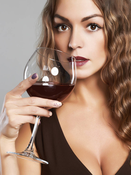 wunderschöne Dame trinkt Wein - Foto, Bild
