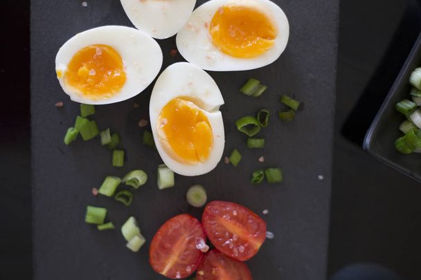 βραστά αυγά με λαχανικά  - Φωτογραφία, εικόνα