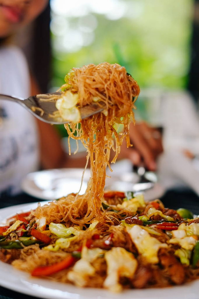 Chutné hýbat smažit rýžové nudle s masem a zeleninou, asijských potravin oslava - Fotografie, Obrázek