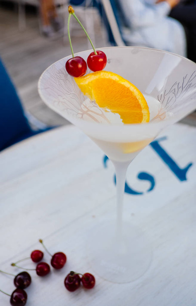 Wermut-Cocktail mit Orangen und Kirschen im Glas - Foto, Bild