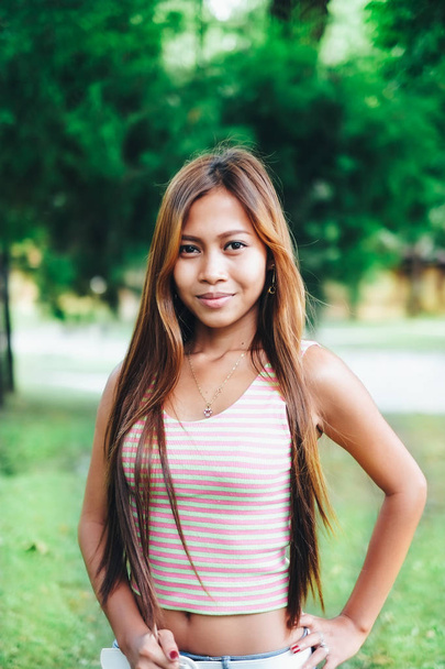 Přírodní portrét krásné asijské dívka s úsměvem. Nativní asijské krásy. Asijské žena - Fotografie, Obrázek