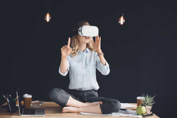 businesswoman in vr headset at workplace - Foto, imagen