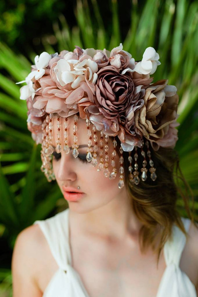 woman in elegant headwear - Foto, Imagen