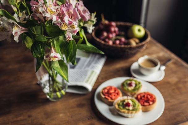 breakfast on kitchen table - Фото, зображення