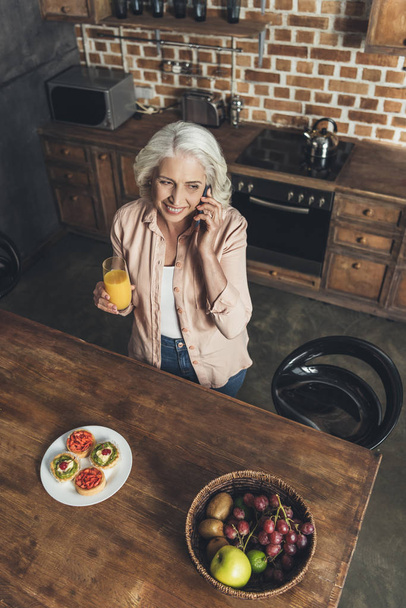 Mujer mayor hablando por teléfono
 - Foto, Imagen