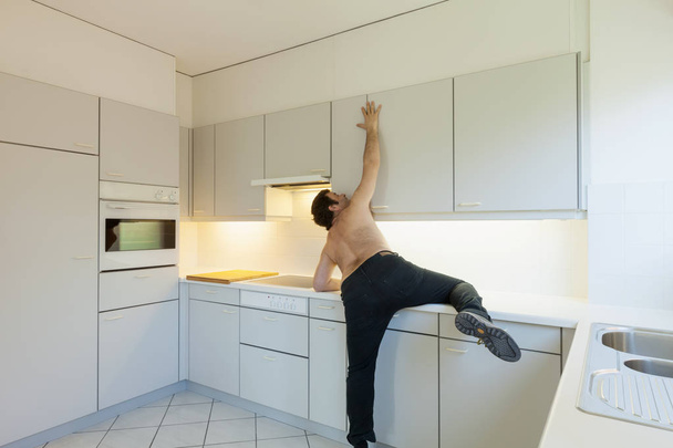 Crazy man in the kitchen - Foto, afbeelding
