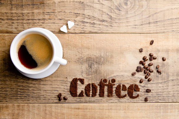 Koffie samenstelling met cup en koffiebonen - Foto, afbeelding